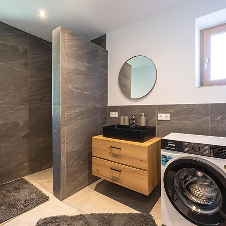 Schusterhaeusl アパート ラウリス