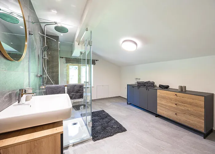 Schusterhaeusl * ראוריס